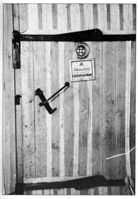 Door of  a disinfestation chamber functioning with hydrocyanic acid